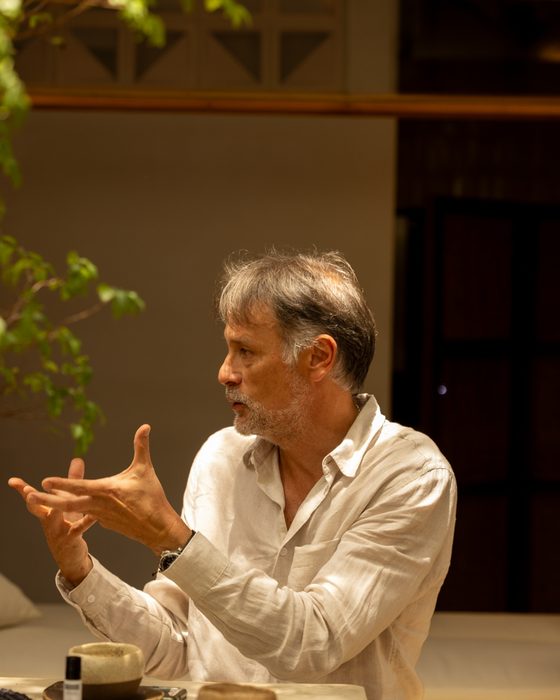 Dr. Camilo Ospina, cofundador de Etereo, conversando en una mesa con luz cálida